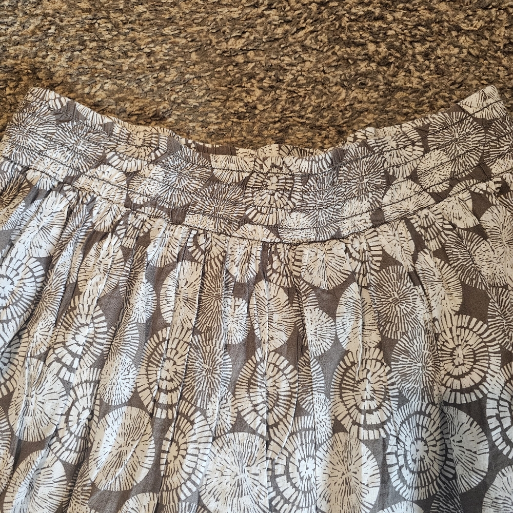 Banana Republic White and Gray A-Line Floral Skirt - Picture 7 of 13